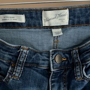 Universal Thread mid rise skinny size 0/25